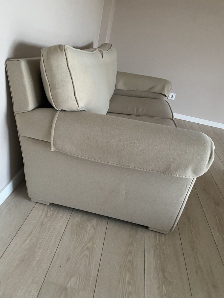 Sofa cor bege 2 lugares com bracos