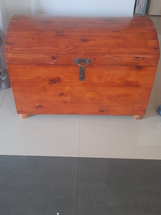 Duzy kufer kolor cedr .