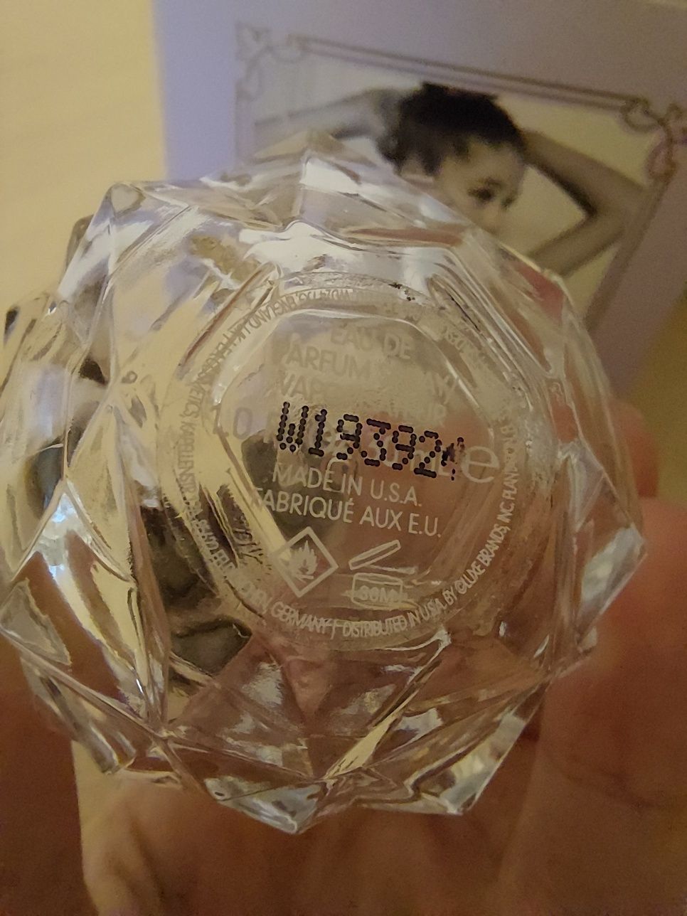 Pusty flakon i kartonik po perfumach Ari by Ariana Grande