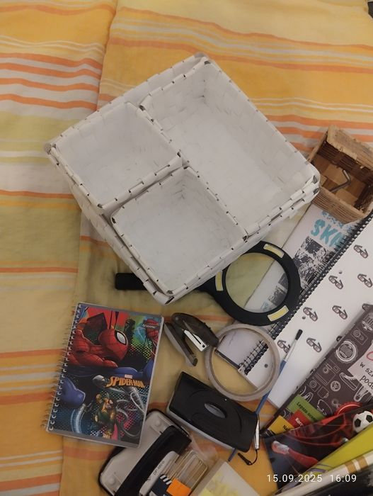 Zestaw organizery, zeszyty, lupa szkolne