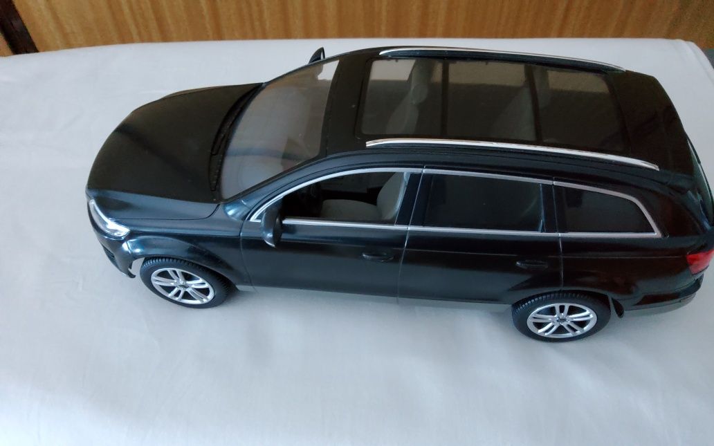 Audi Q7 com comando, Marca Rastar, Escala 1/14