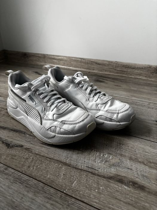 Buty pumy białe.
