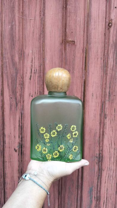 Garrafa Decorativa em Vidro Fosco Verde com Flores e Tampa em Madeira