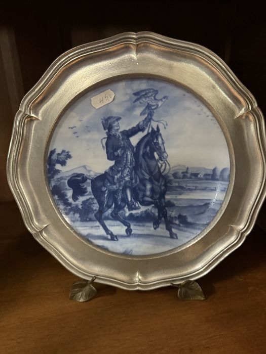 Prato em estanho com cavaleiro