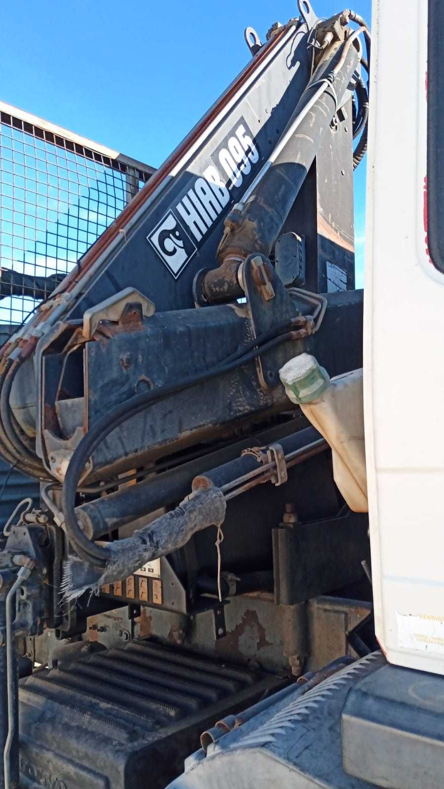 CAMIÃO VOLVO FL6 COM GRUA E RAMPA