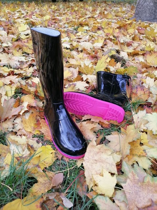 Жіночі гумові чоботи. Чорні/рожева підошва