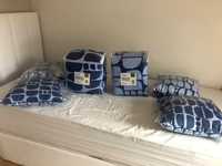 Edredão com estampado azul (250cx270, cama 150)e almofadas decorativas