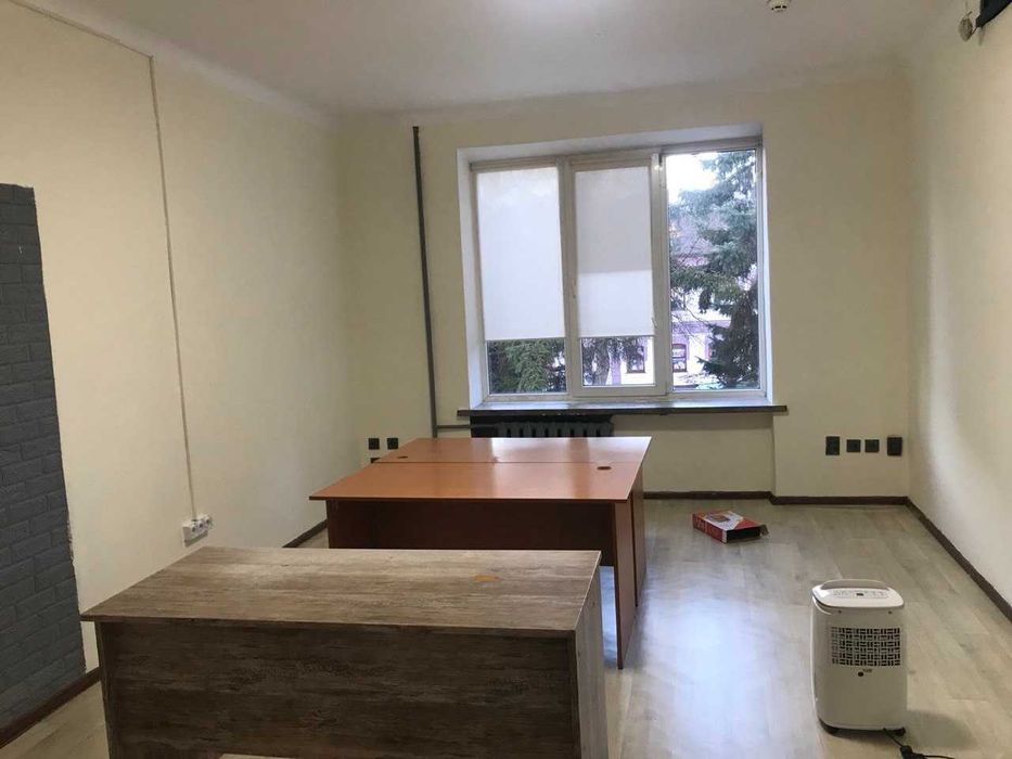 Центр, 22 м2, поверх 2, або 19 м2 1 поверх 220 грн/м2 + електрика