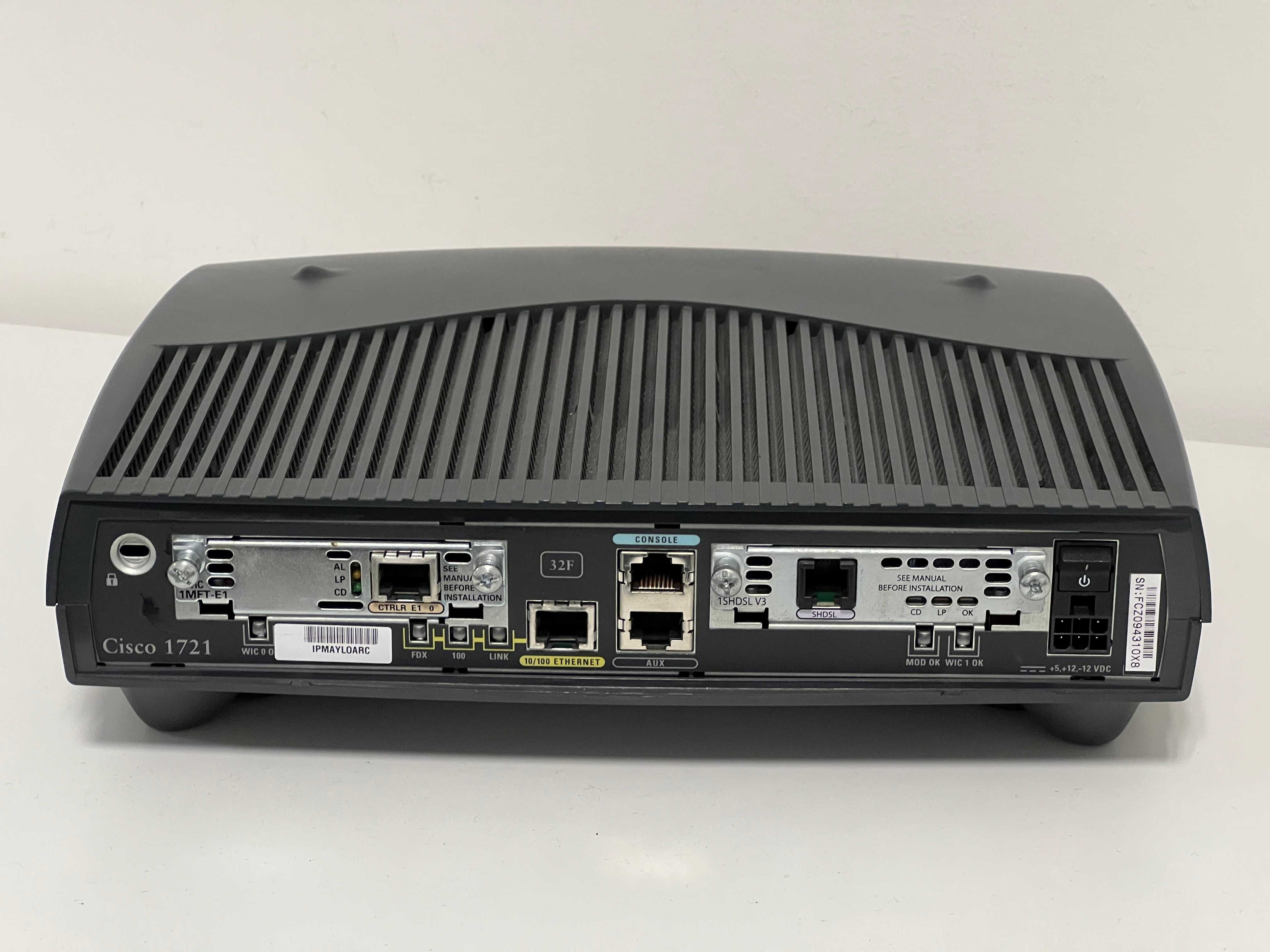 Router modular Cisco 1721 Series 1700 - Usado