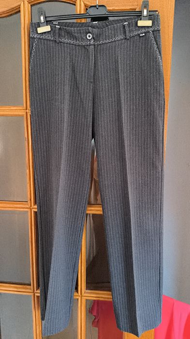 Calças cinza às riscas de mulher