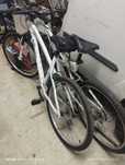 Duas bicicletas para desocupar