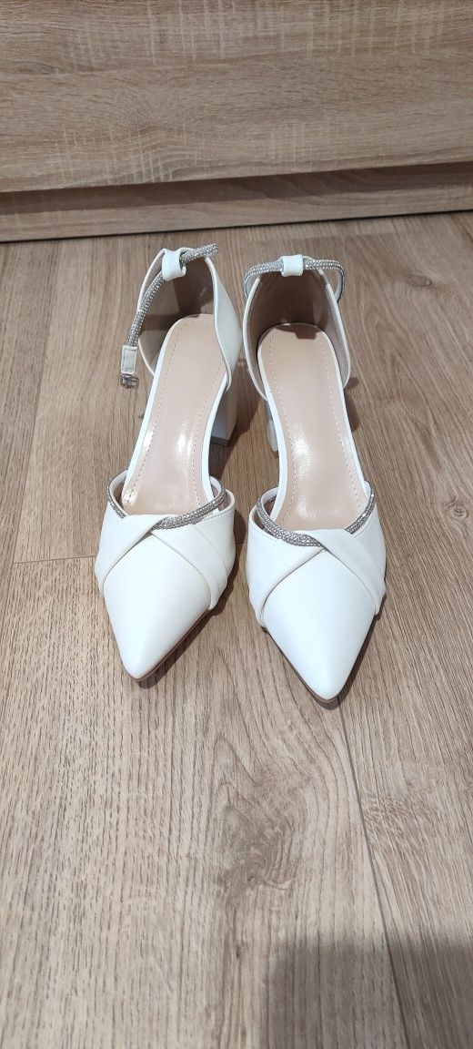 Buty białe na słupku