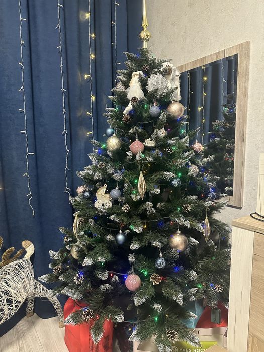 Продам ялинку ПВХ 1,8м гарний стан з білими кінчиками та шишками