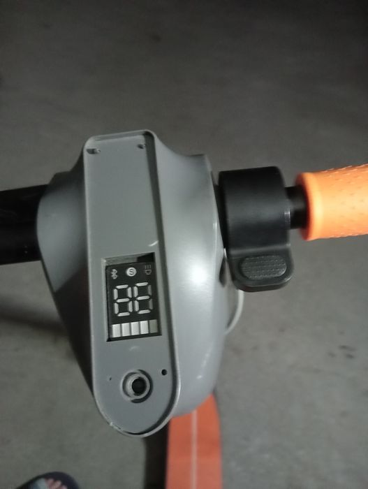 Trotinete elétrica em bom estado com marca de uso não tem carregador