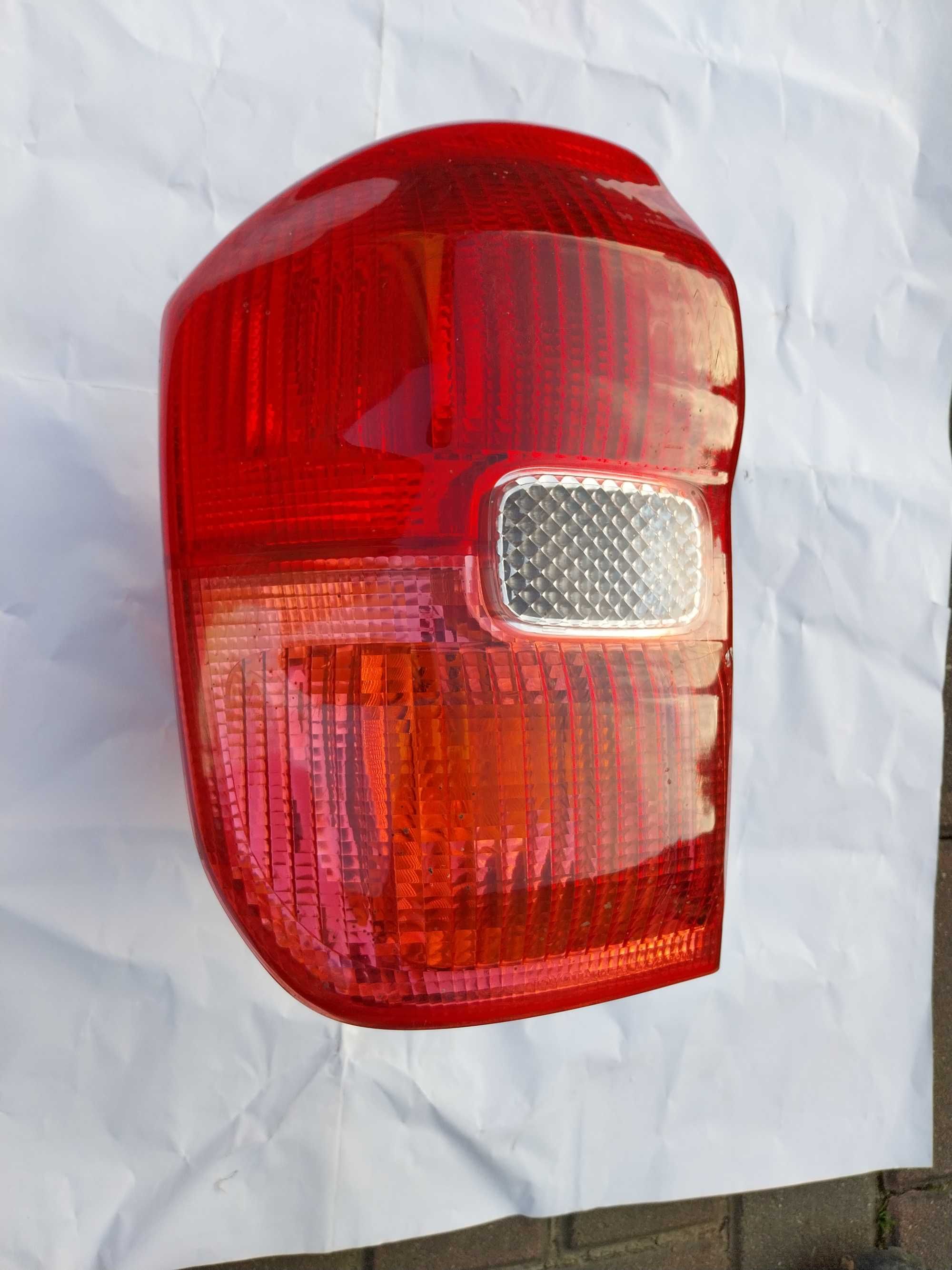 Lampa Toyota RAV4 II 2000 - 2003 tylna lewa