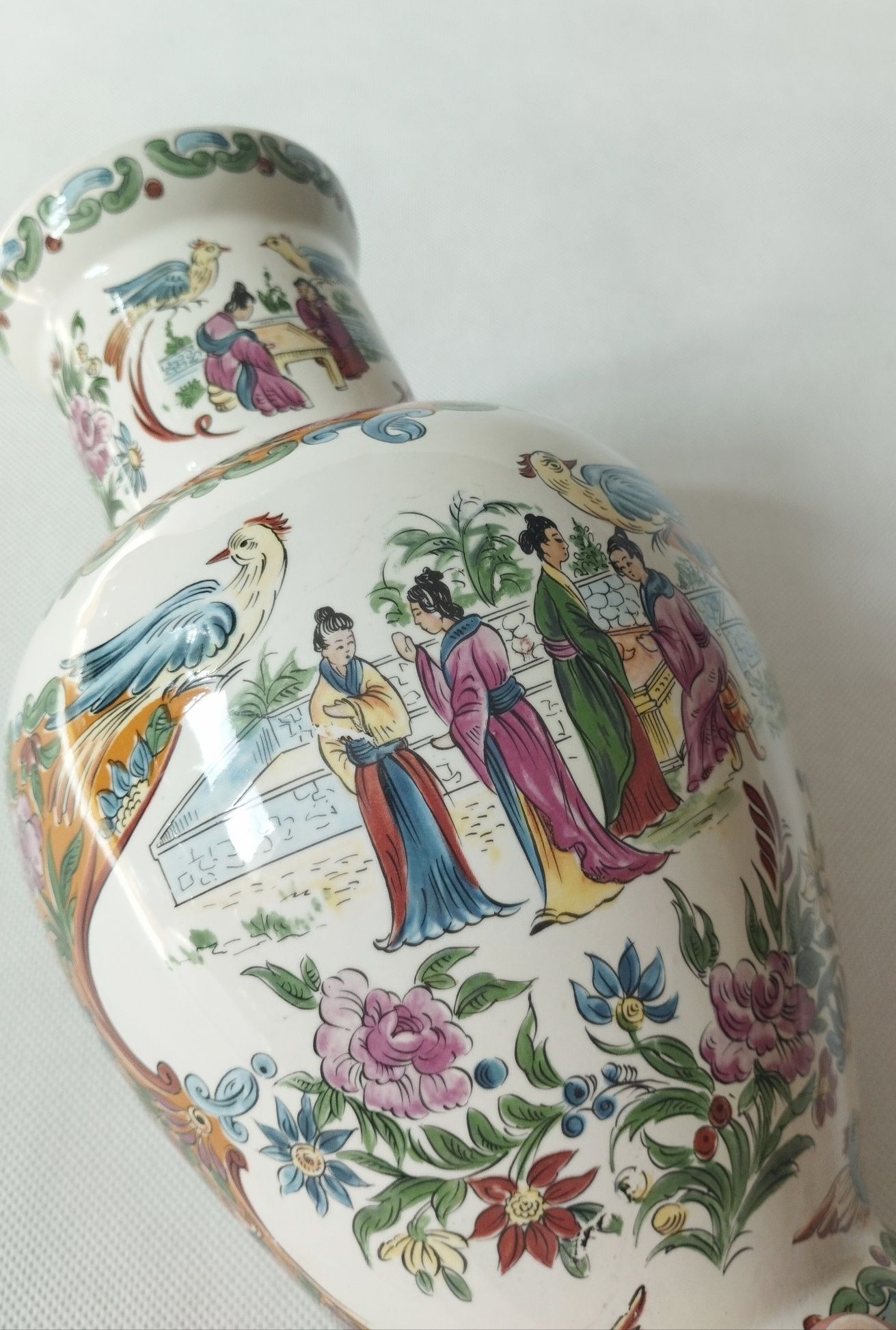 Ceramiczny wazon w stylu orientalnym. Gejsze.
