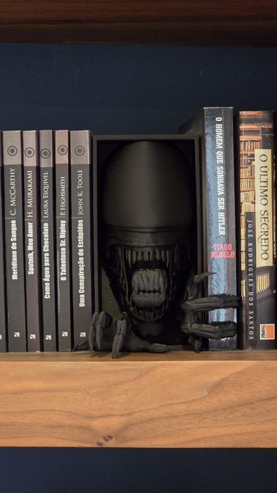 Alien para estante de livros