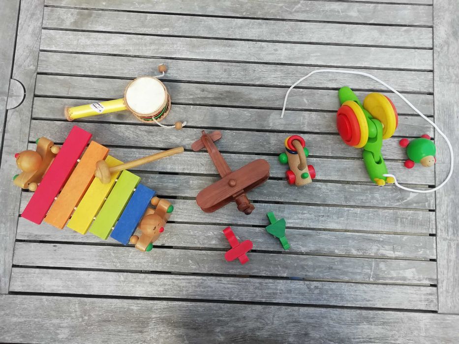 Brinquedos vários em madeira (para crianças pequenas)