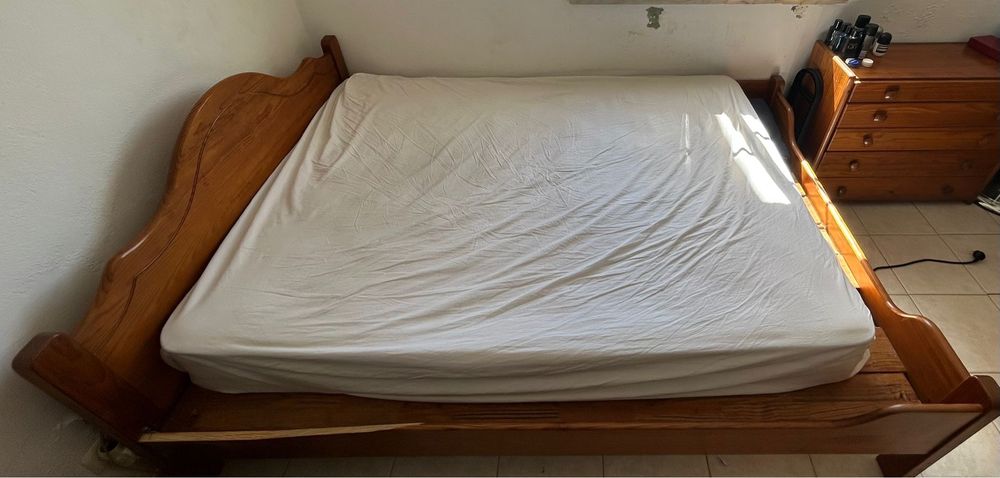 Cama colchao e criado mudo com gaveta e candeeiro