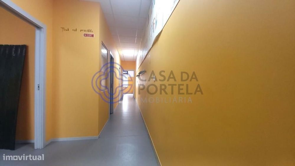 Loja para arrendamento em Mem Martins, Bairro de Ouressa