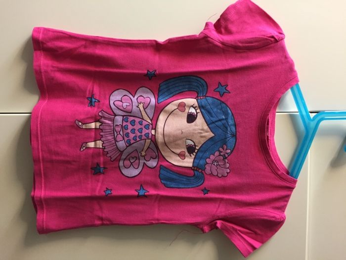 Conjunto T-shirt rosa choque e calção de ganga