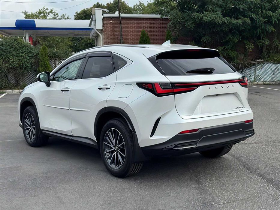 Lexus NX      2022