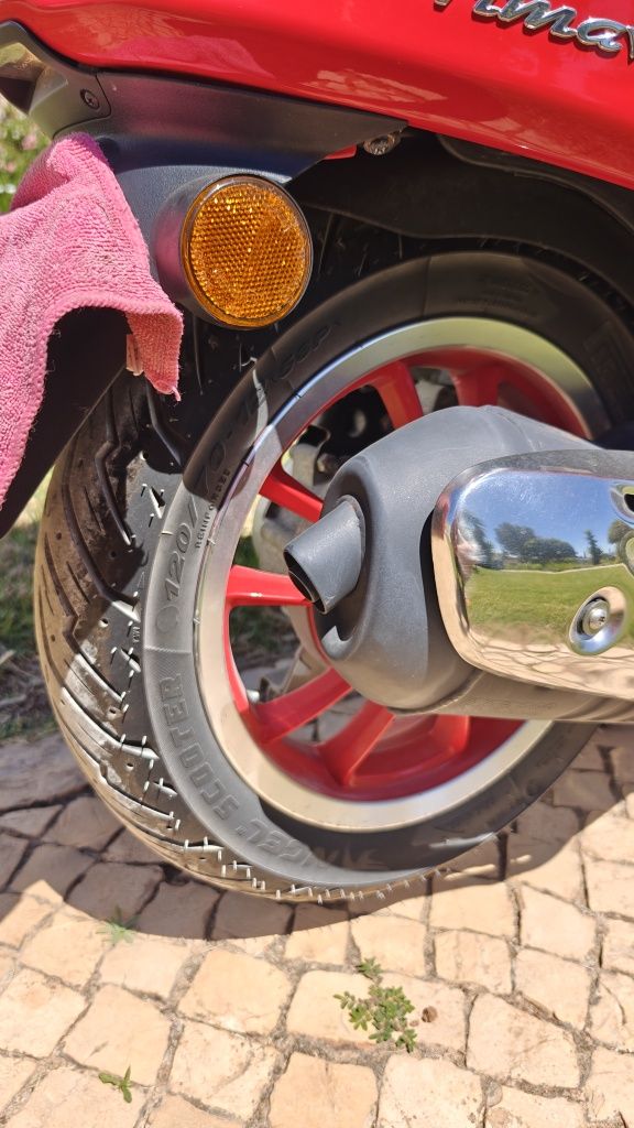 Vespa Primavera Red 125