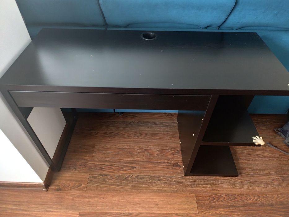 Biurko Ikea ciemnobrązowe.