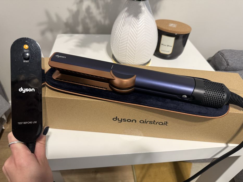 Dyson Airstrait