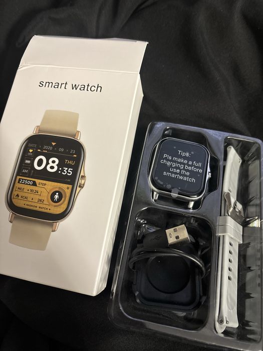 Smart watch в срібному, рожевому та чорних колорях.