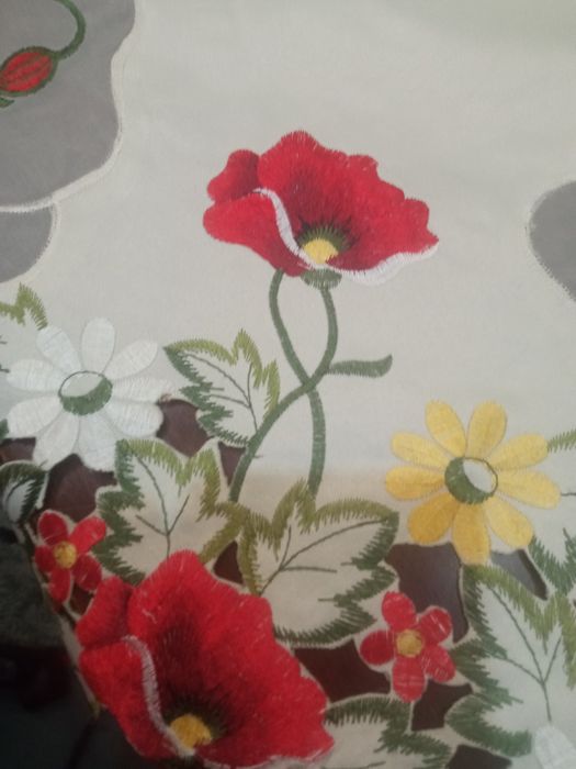 Obrusik kwadratowy poliestrowy haftowany o boku 85 cm