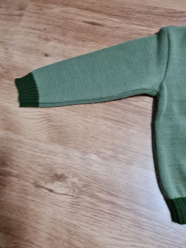 Sweterek chłopięcy zapinany na guziczki  R110