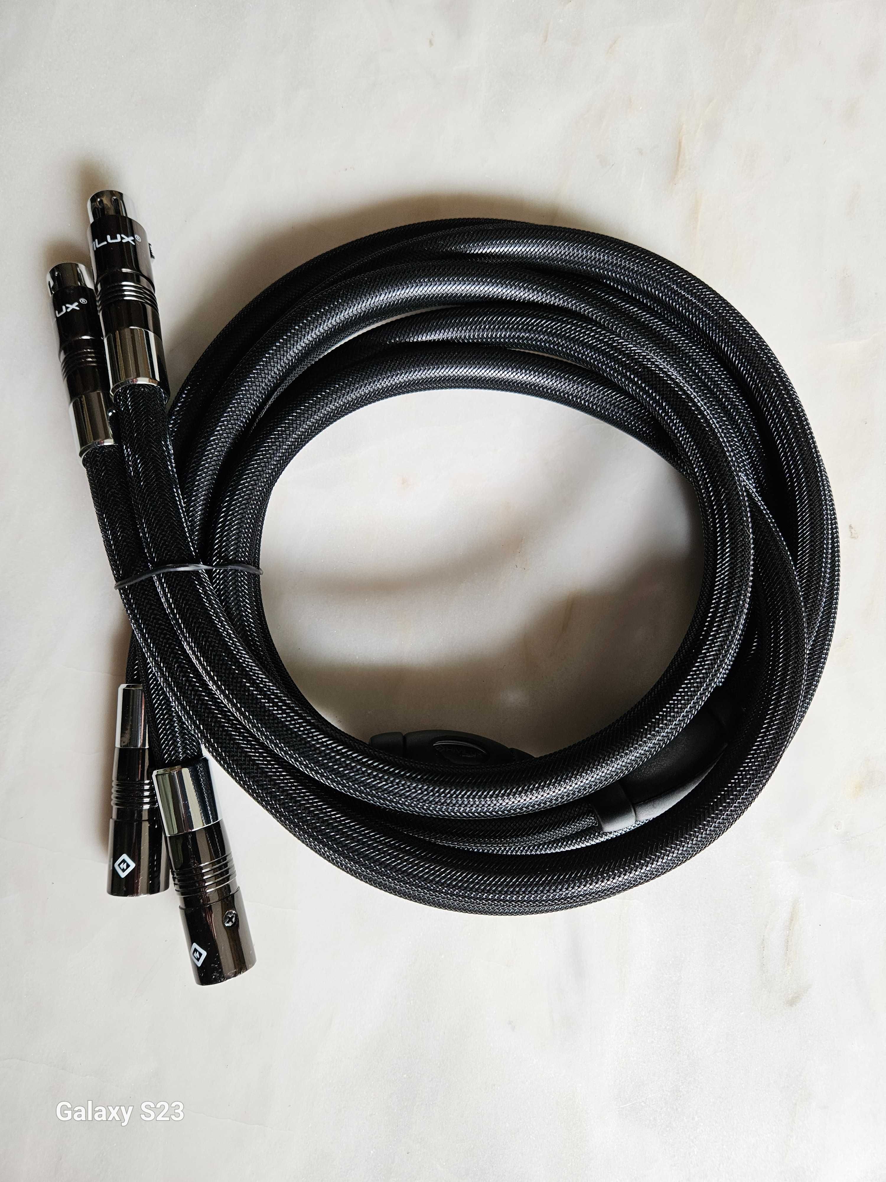 Cabo stereo XLR marca Hivilux com 2,0 m.