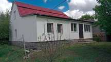 Продам житловий будинок зі зручностями в центрі Слатино.