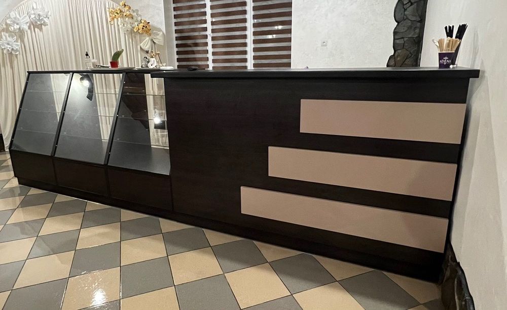 Бар. Барна стійка з вітриною для бізнесу.