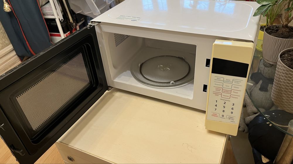 Мікрохвильова піч на запчастини Samsung, модель MW63FR