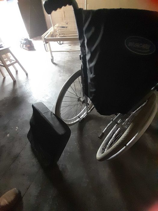 Cama ortopédica e cadeira de rodas