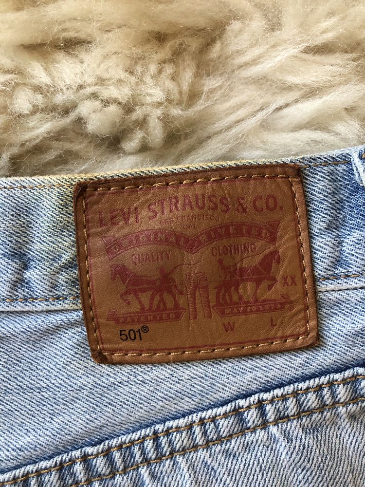 Krótkie spodenki szorty denim wysoki stan strzępienia Levi’s 501 XS/S