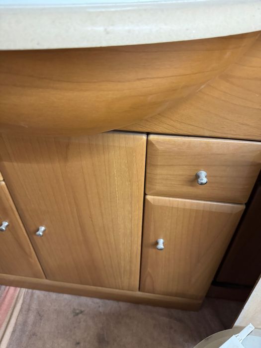 Móvel de casa de banho com lavatório e espelho