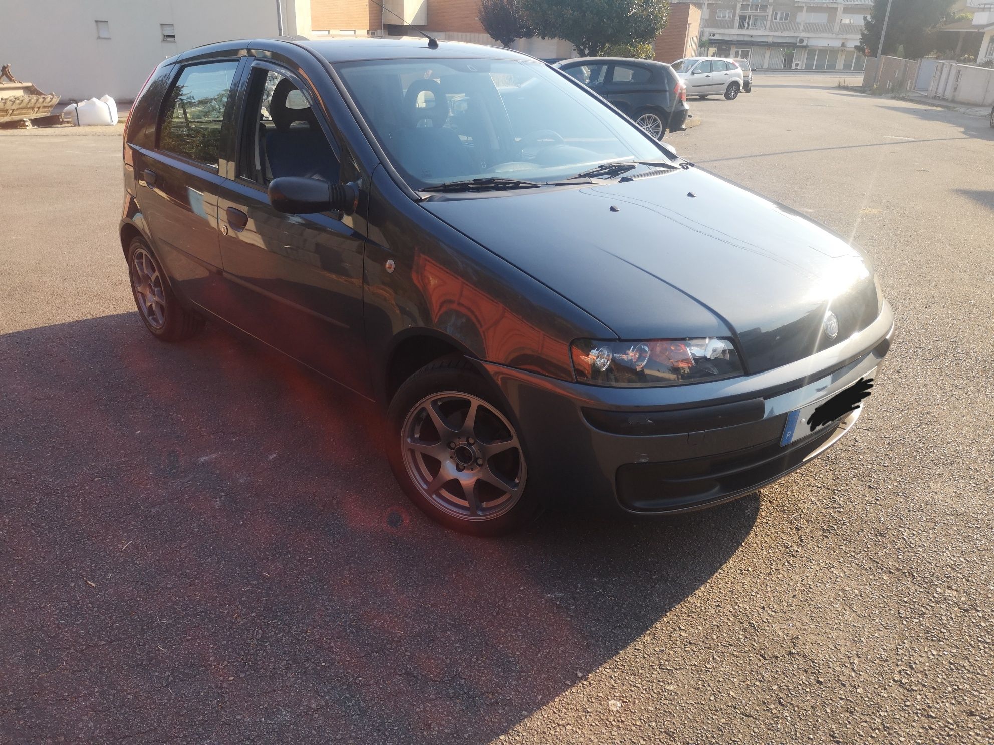 Punto 1.2cc 8v Pequeno por fora e gigante por dentro.
