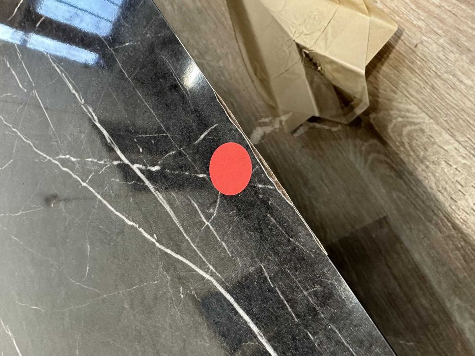 Stolik kawowy o wyglądzie trawertynu Lesley czarny 90x90 Westwing