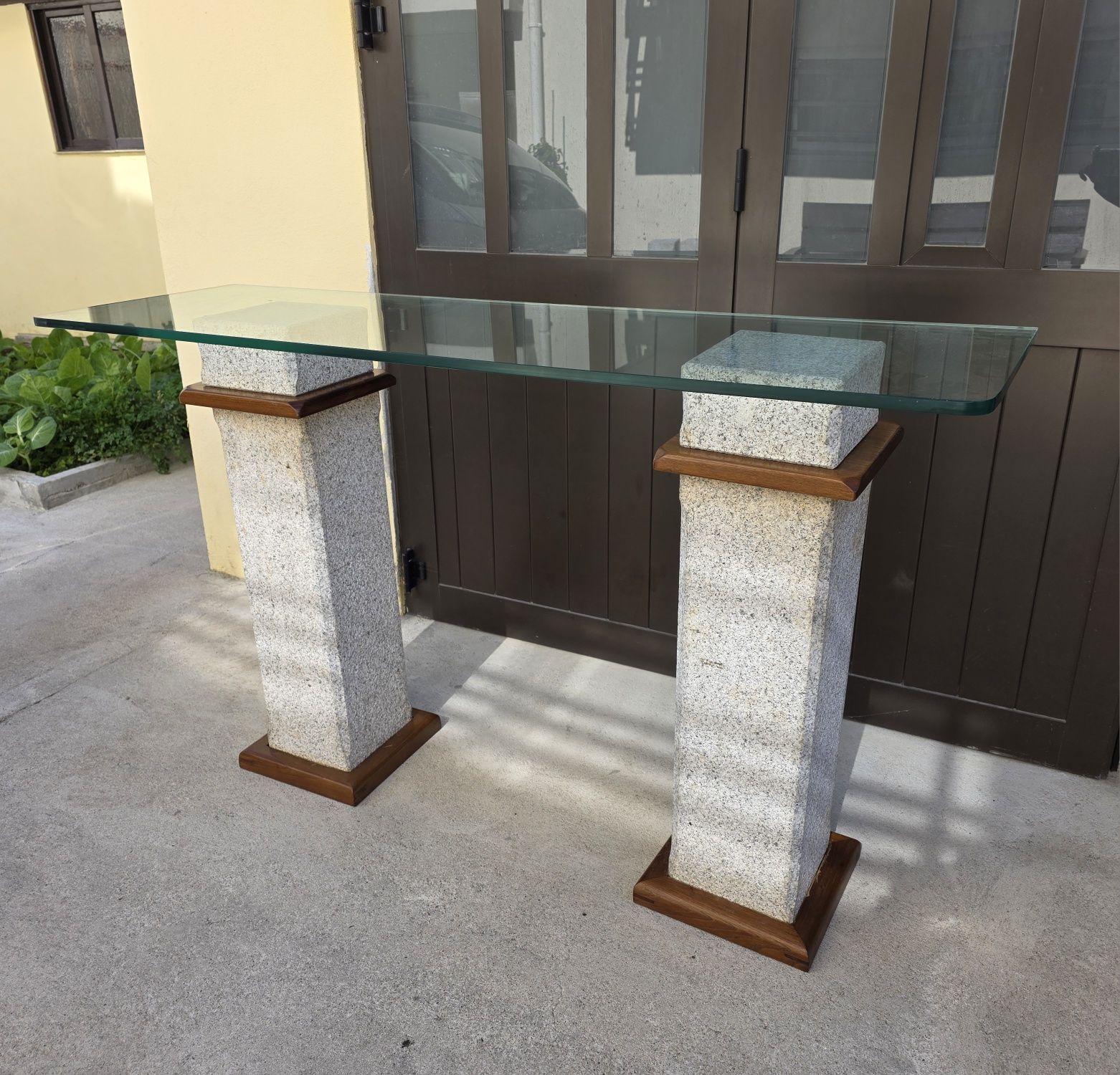 Mesa de entrada tampo de vidro com pernas de pedra