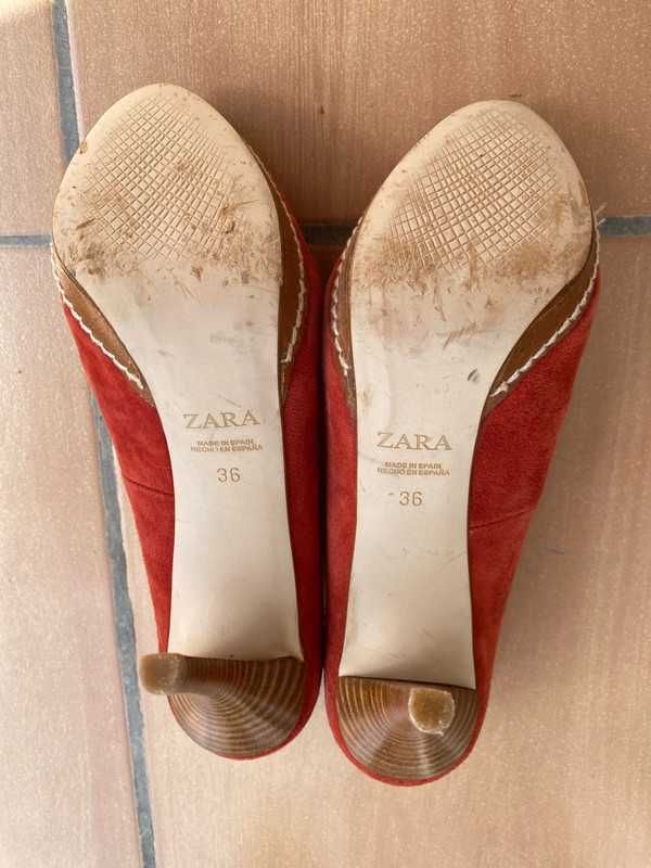 Sapato de salto alto vermelho