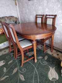 Stół drewniany z krzesłami