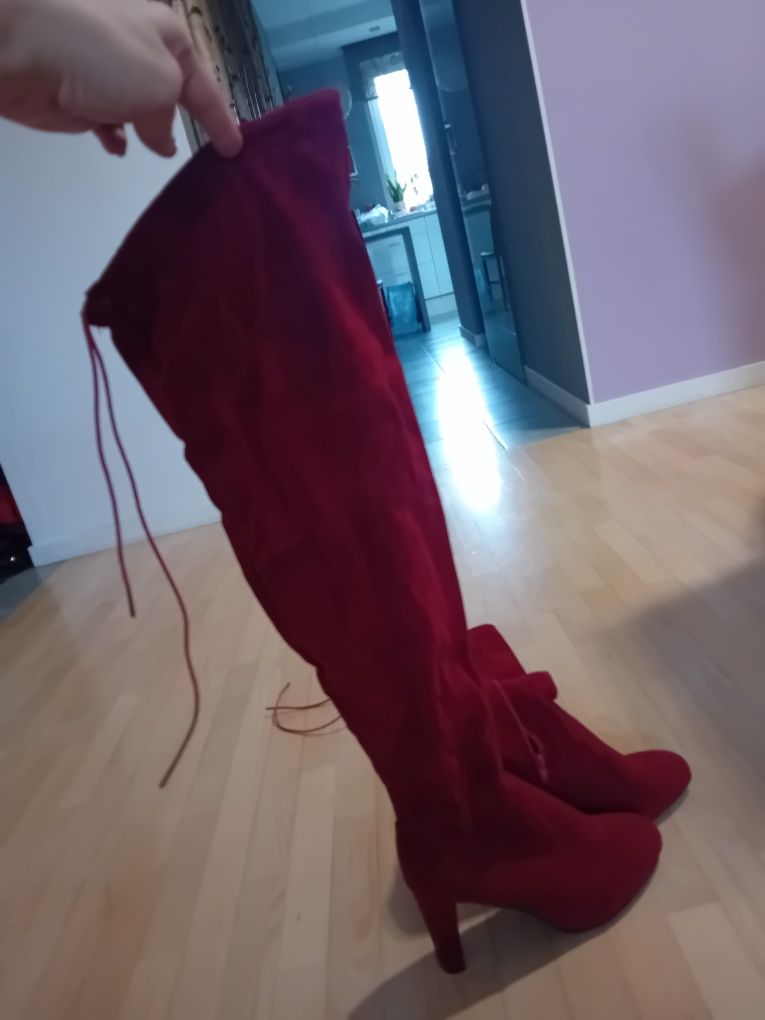 Nowe eleganckie modne kozaki za kolano