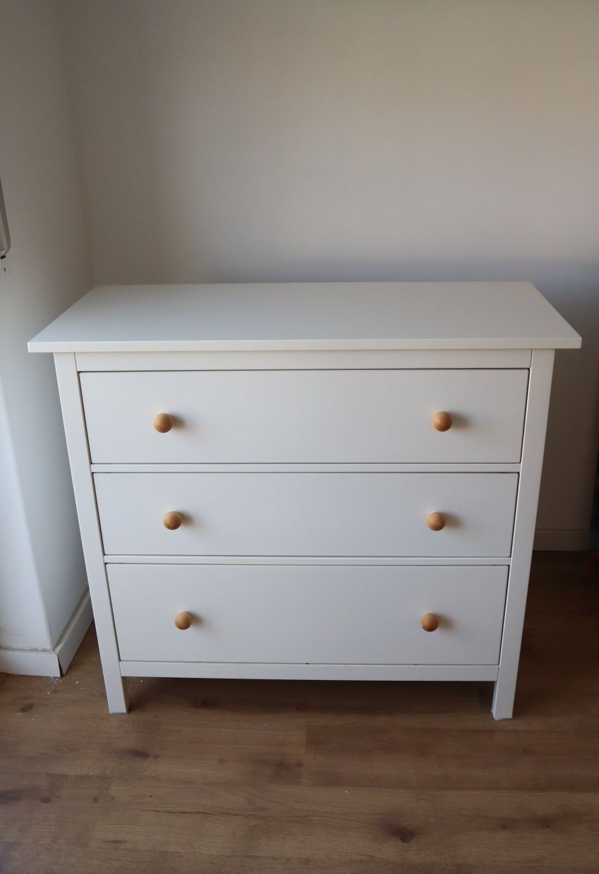 Cómoda HEMNES Ikea