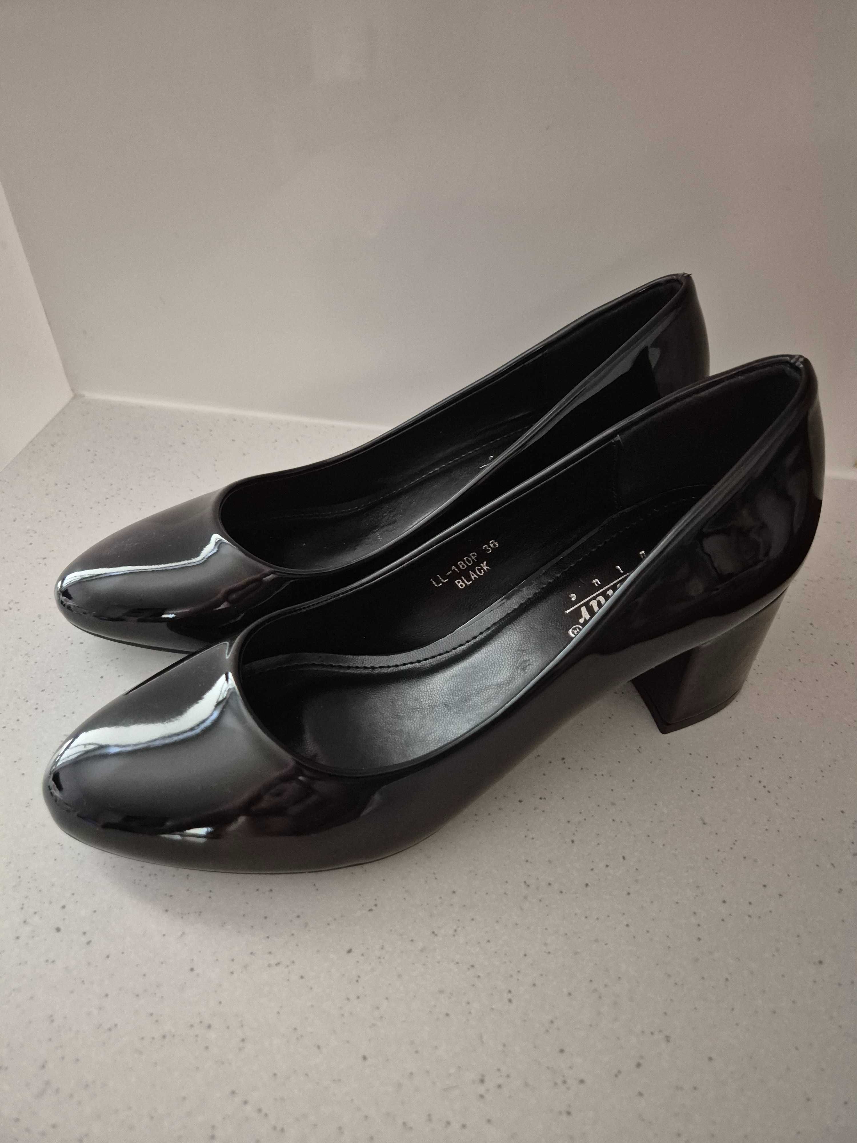 Buty czarne lakierowane