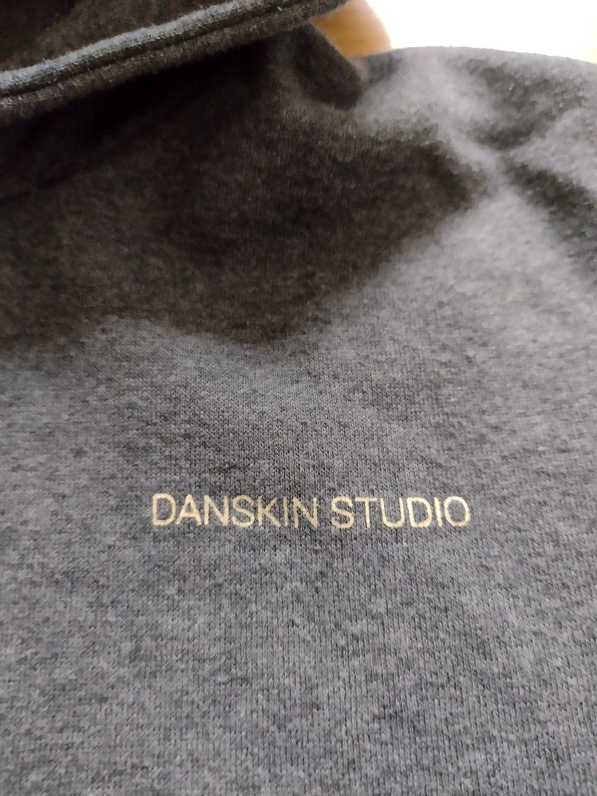 Bluza z kapturem kieszenią danskin studio 8 lat