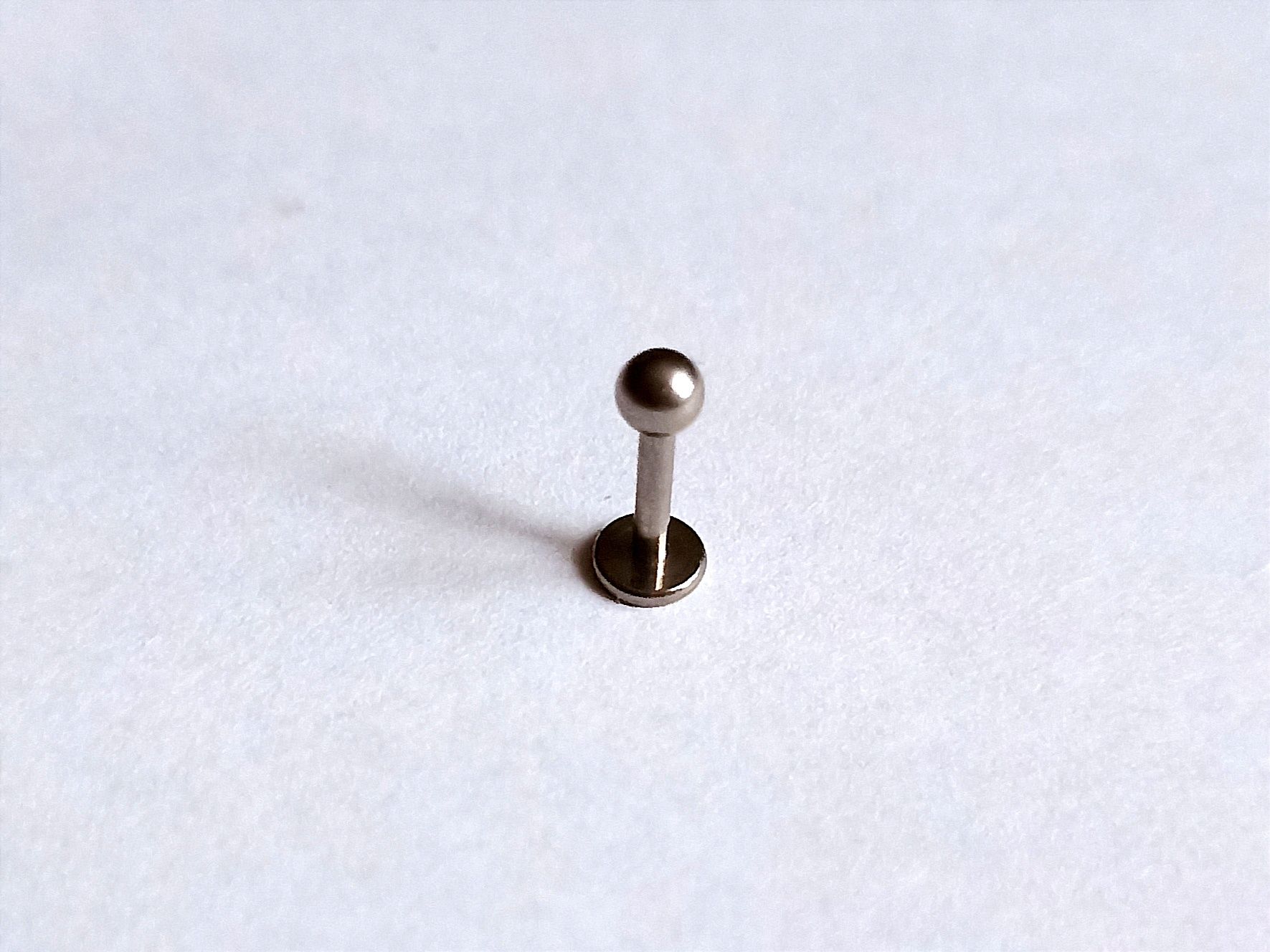 Labret tytanowy 1.2x6x3x3 mm
