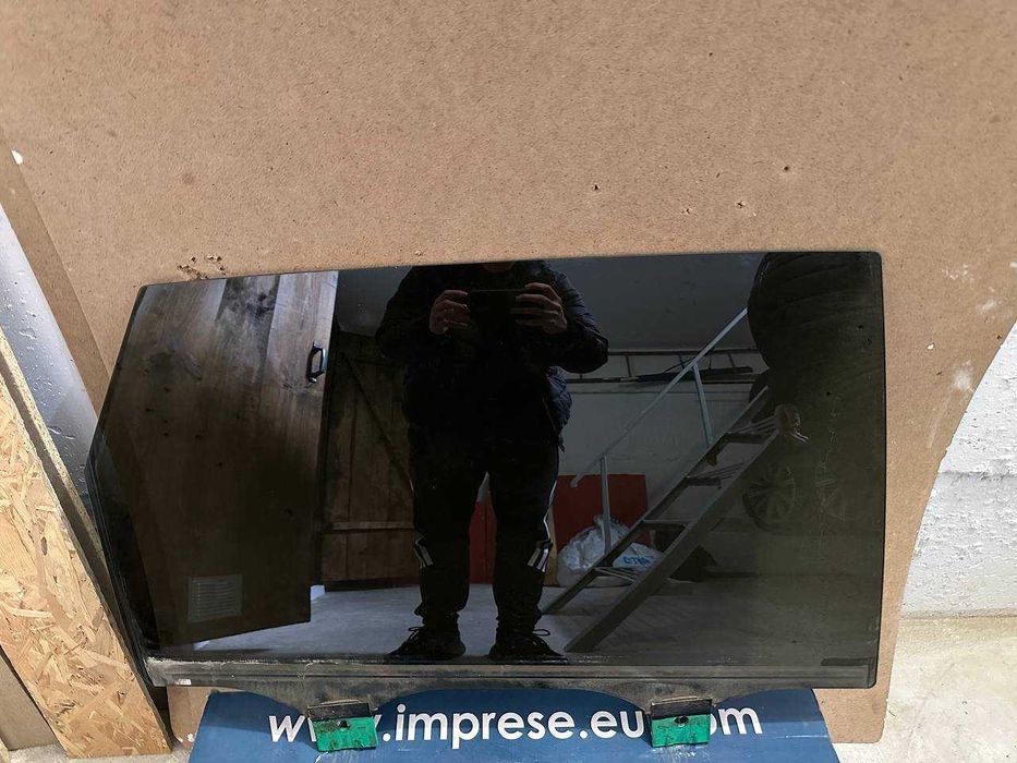 Скло задніх правих дверей Audi Q7 4M 2015-2020 4M0845026B